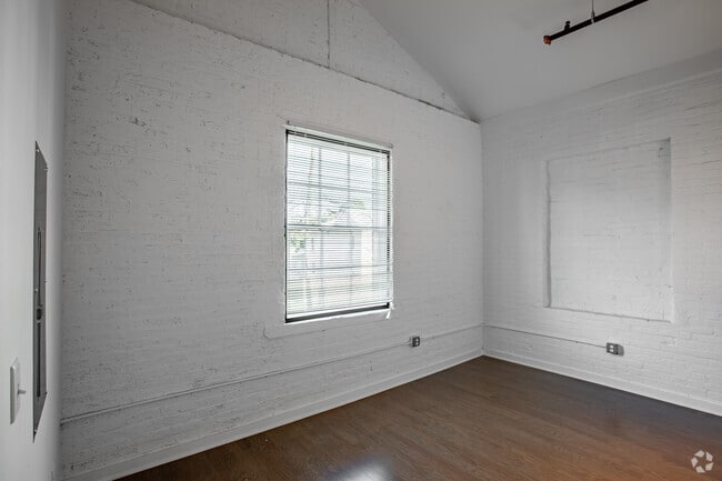 2BR, 2BA - 700SF