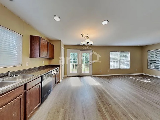 Building Photo - 100 Trayesan Dr Rental