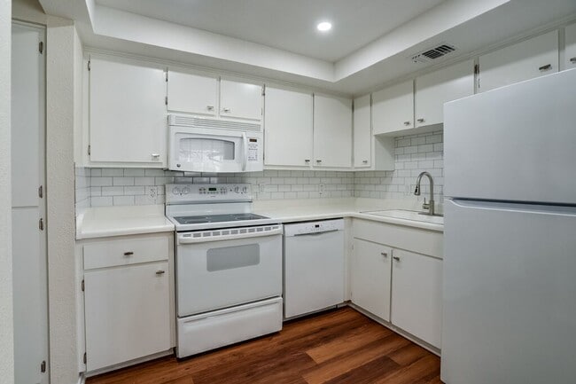 Photo - 2103 Pompton Dr