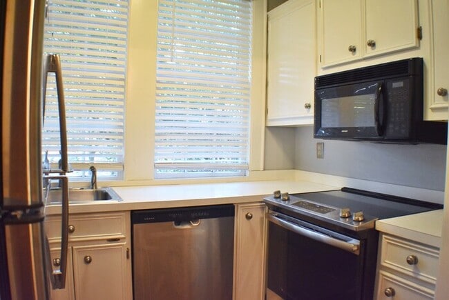 Photo - 2417 Blossom St