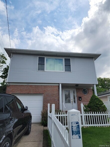 Building Photo - 401 Rhodes Ln
