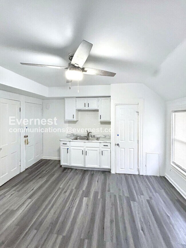 Photo - 1079 E 68th St Unidad 2