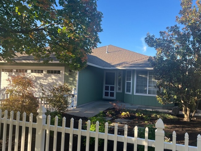 Building Photo - Move in ready three bed/two bath home | Av...