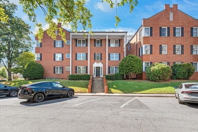 Building Photo - 920 Monticello Terrace Unit 305
