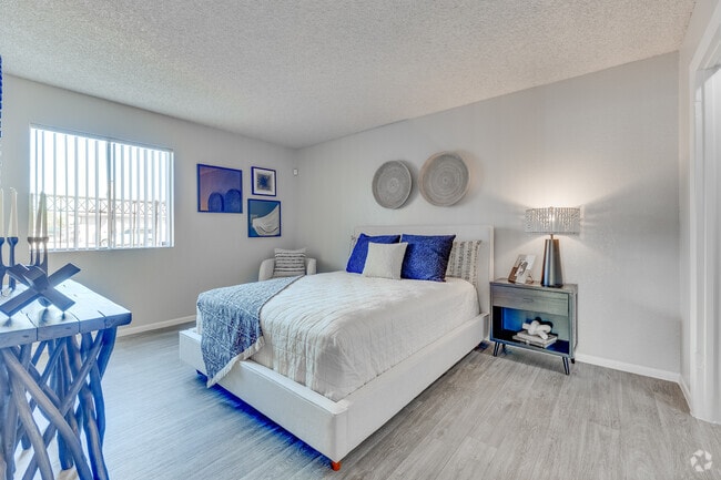 2BR, 2BA, 936SF, dormitorio principal - Glenrosa Park