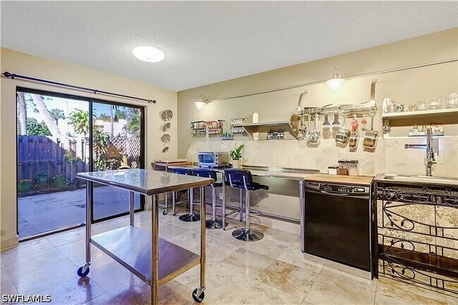 4033 Sandlewood Ln