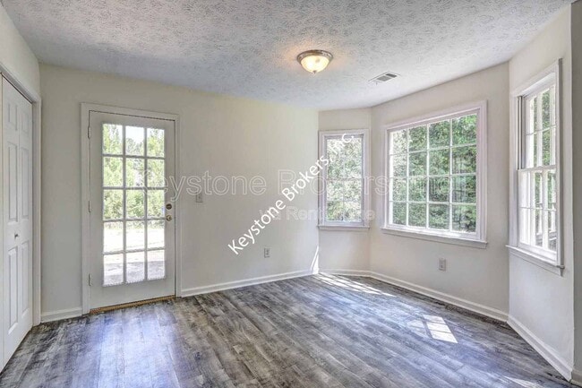 Photo - 9166 Tara Dr SW