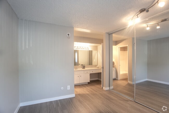 1BR, 1BA-600 SF