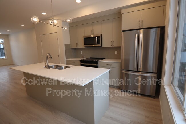 Photo - 343-330 30 St SW
