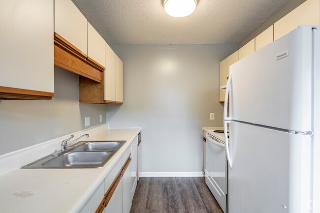 1BR, 1BA - 627SF - Kitchen - Midtown Manor Aptartments