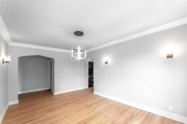 Photo - 841 E 86th St