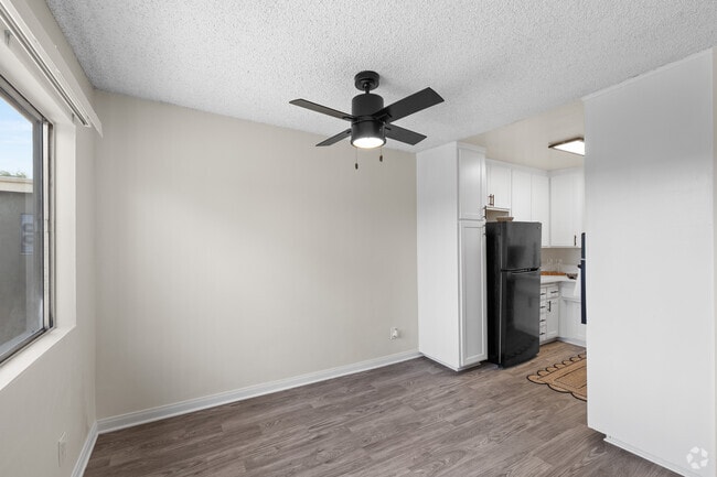 1BR, 1BA - 800SF - Dining Room