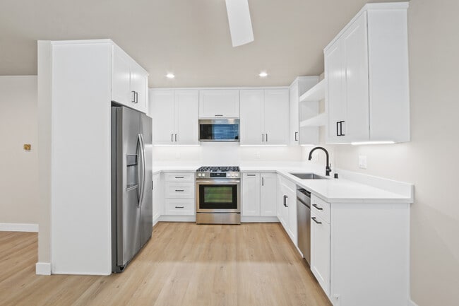Building Photo - 15962 S Myrtle Ave Unit 7 Rental