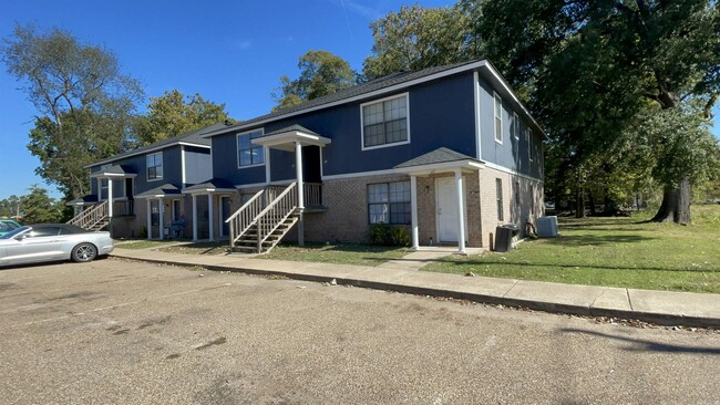Photo - 800 E Bridges Ave Apartamento