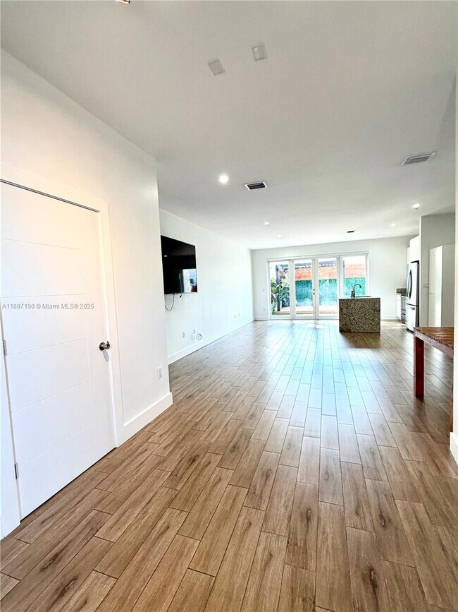 Photo - 918 NW 23rd Ct Unidad 1