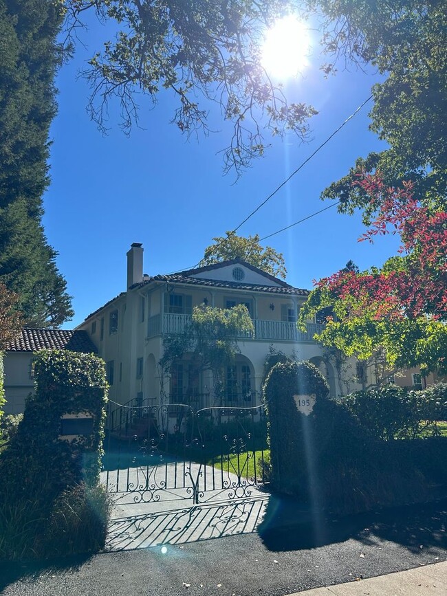 Building Photo - Luxury Family Oasis with Pool in San Mateo...