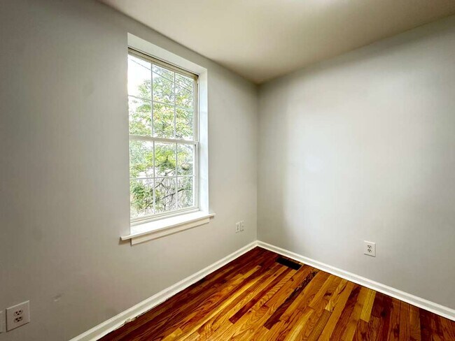 Photo - 538 E Queen Ln