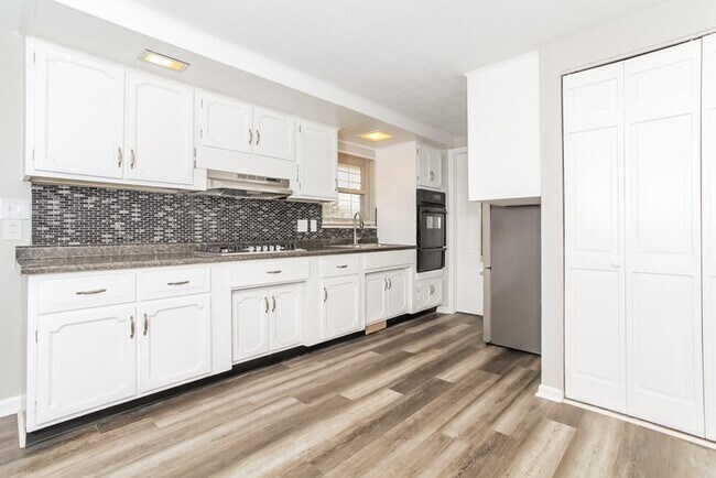 Photo - 208 Silverstone Dr