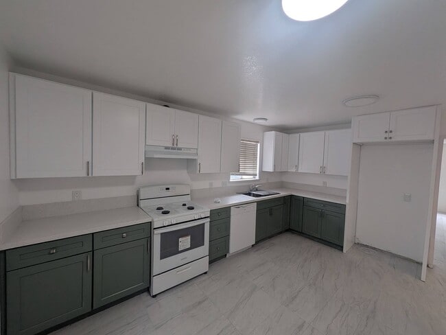 Photo - B- 6-Unit 9532-9536 1/2 Cedar Street. Unidad 9532