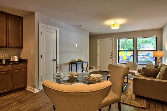 Photo - 924 E 51st St