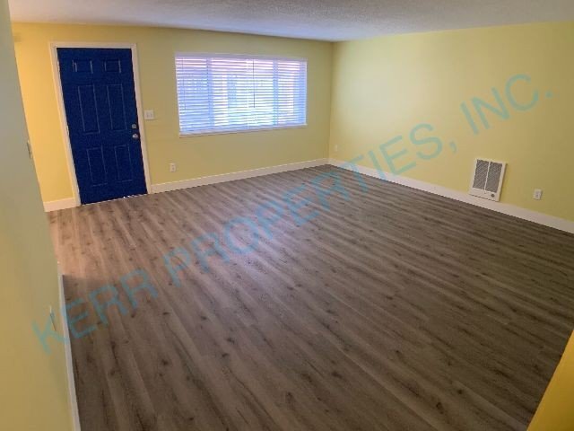 Charming 2-Bed Duplex in Portland's Heart – Cozy 855 Sq Ft!