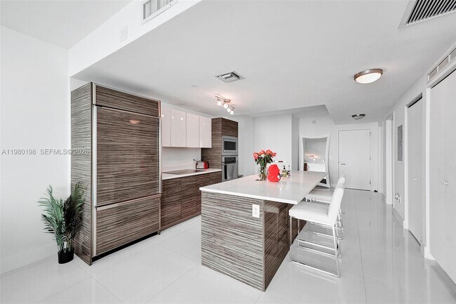 Photo - 460 NE 28th St Unidad 3403