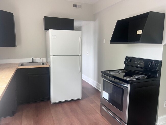 Building Photo - 608 13th St SW Unit C