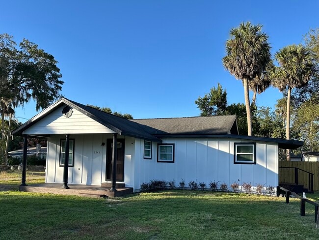 Building Photo - 2245 Valley Dr