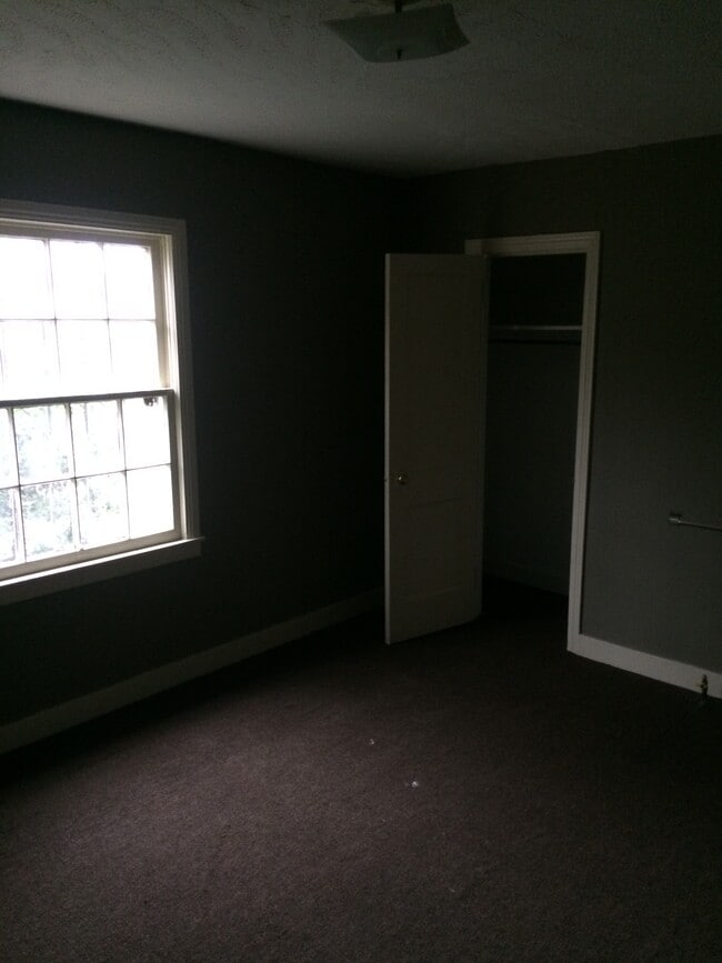 Ventana del dormitorio delantero - 375 Columbus St