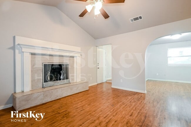 Photo - 302 Shorewood Dr