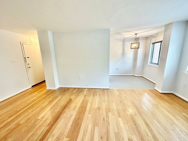 Photo - Spacious One Bedroom Condo In the Heart of Dupont - 17th/New Hampshire. Unidad 108