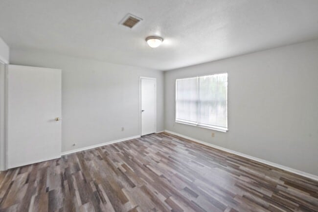 Photo - 2729 Main St