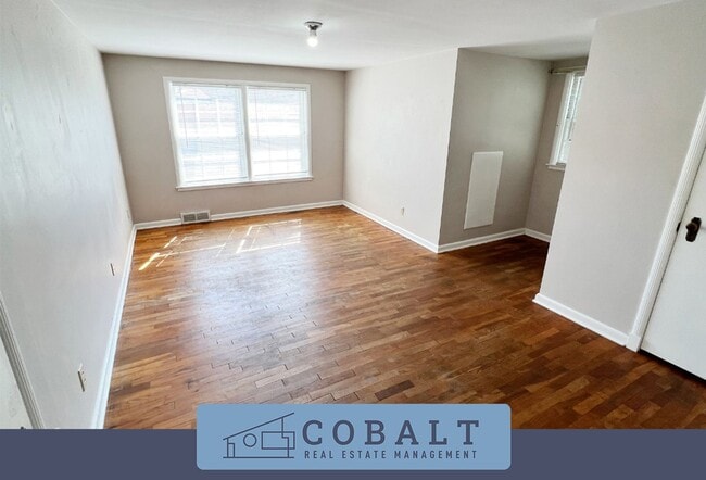 Building Photo - Beautiful 5 Bed House Perfectly Located Just 1 block from KSU!