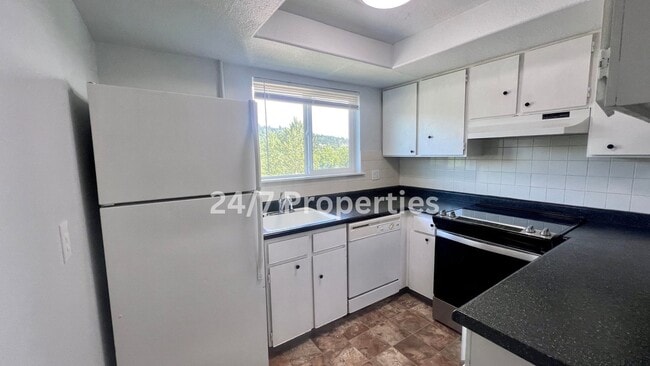 Photo - Upper Level 2 BD | 1 BA Apartment in Oregon City - View of Willamette River! Unit 8