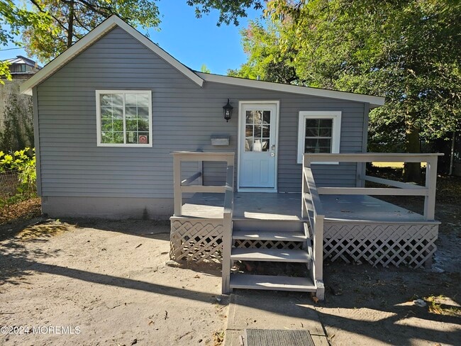 Building Photo - 912 Sunset Ave