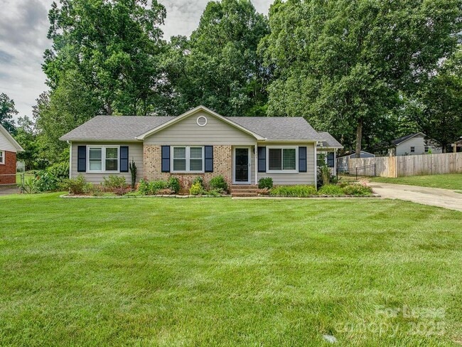 Photo - 325 Clearbrook Rd House