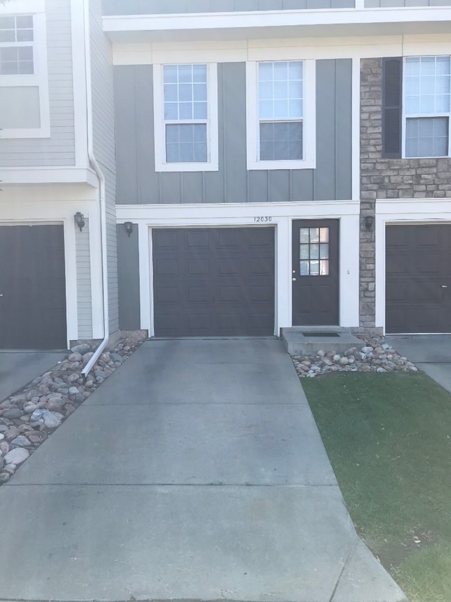 Building Photo - Beautiful 2BR/1.5B Town Home! AVAIL 09/15