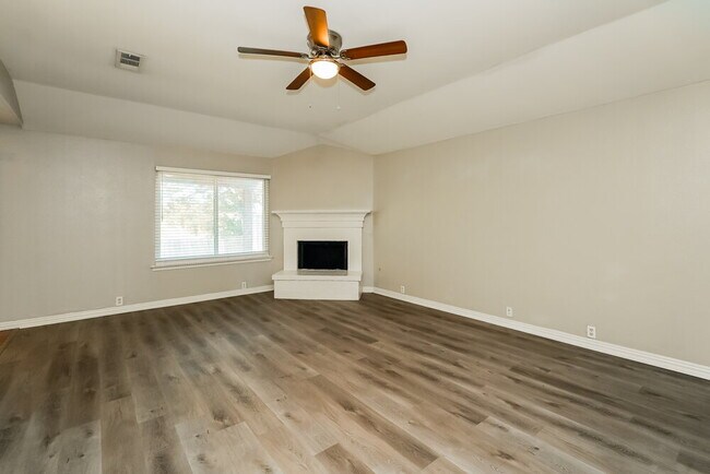 Photo - 1001 Springcreek Dr