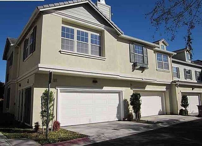 Building Photo - Beautiful Windermere Town Home