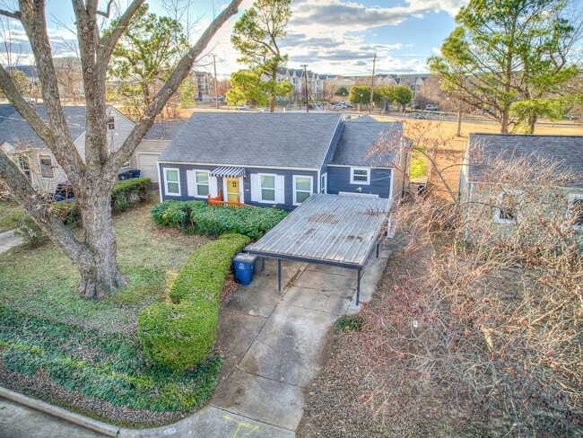 Photo - 458 S Indianapolis Ave