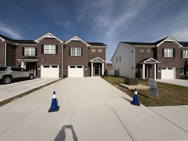 Building Photo - Beautiful 3 Bed 2.5 Bath Townhouse Near The Heart Of Shelbyville