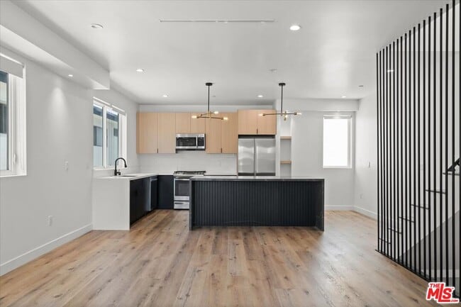 Photo - 839 N McCadden Pl