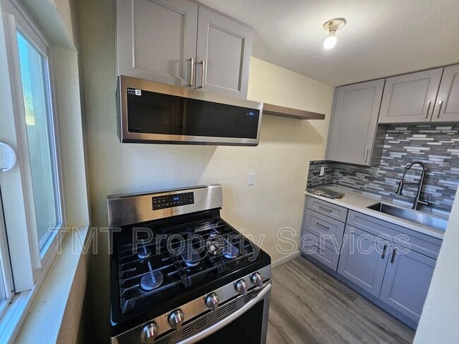 Building Photo - 1647 E 6th St