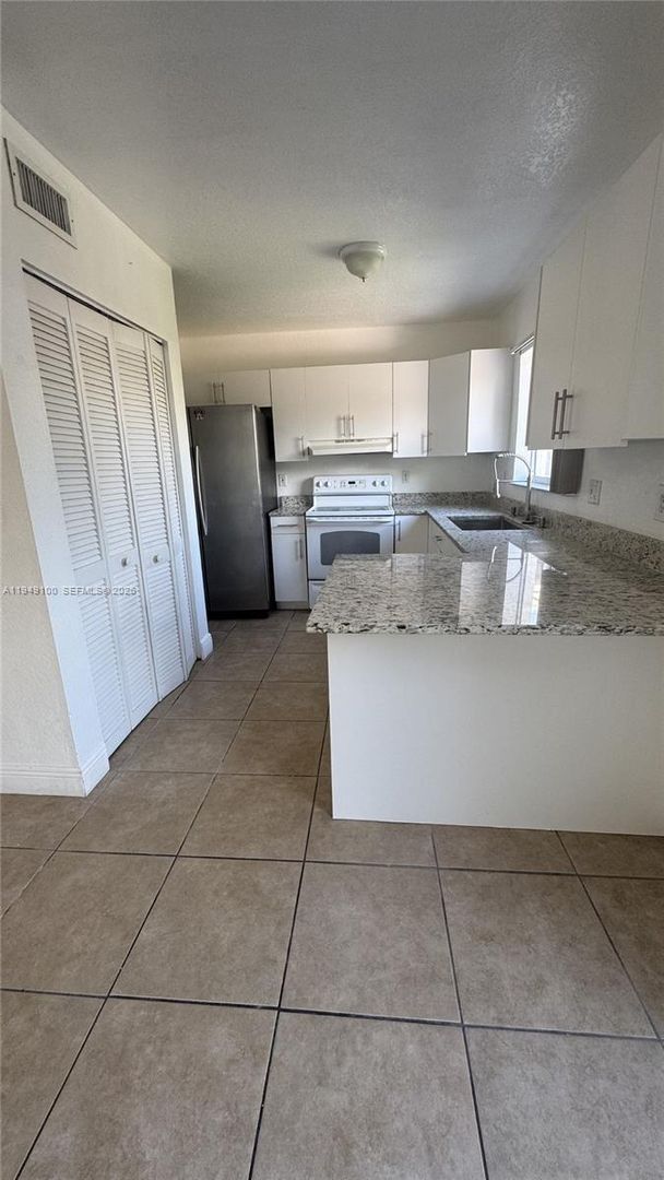 Photo - 915 SE 13th Rd