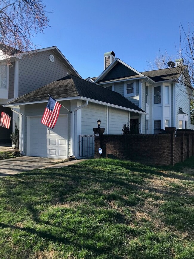 Building Photo - 3 bedroom townhome across from Panthers St...