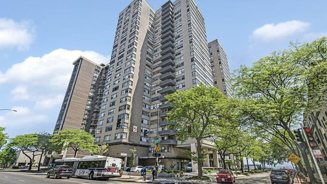 Building Photo - 6301 N Sheridan Rd Unit 16J