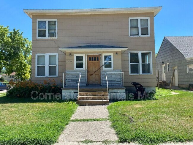 Photo - 458 3rd St NE