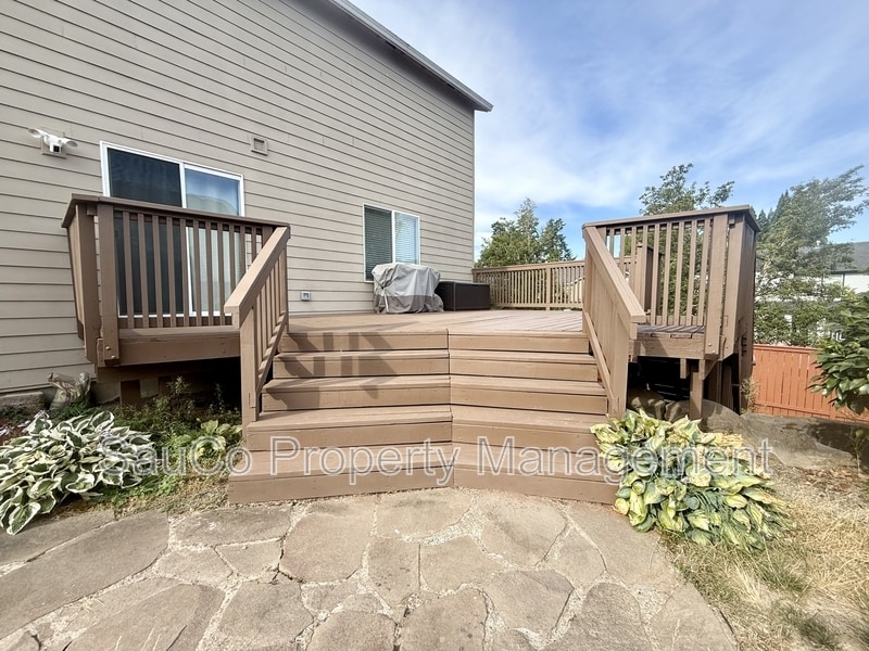 Photo - 623 NE Summerfield St
