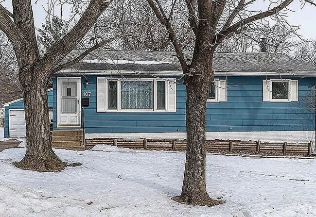Building Photo - 4 Bed 2 Bath Home Available NOW in Hiawatha!