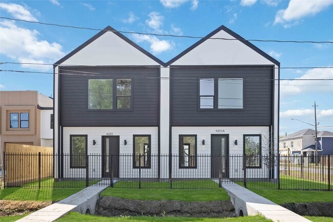 Building Photo - 4202 Kewanee St Unit B